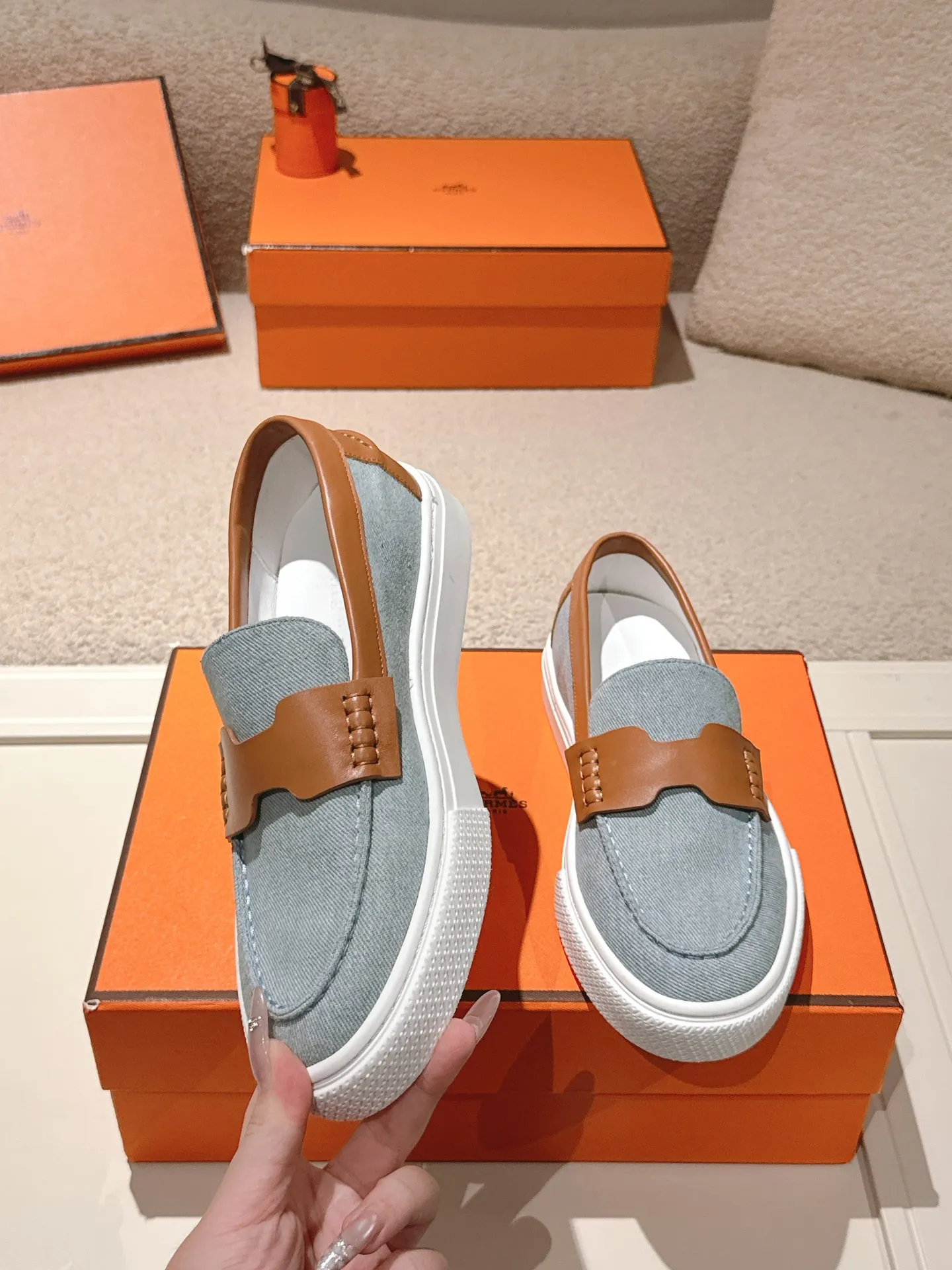 Men's men's shoes P620! Hermes# Thick Sole Couple Loafers These lace-up free sneakers in calfskin and washed denim feature signature "H" details. The design is simple and smooth, creating a fashionable urban look. It is comfortable and versatile. H family classics are not outdated, and the delivery counter is beautifully packaged🛍📦 Fabric: Original customized washed denim/first-layer cowhide Lining: Imported soft sheepskin Sole: Original open-molded anti-slip TPU material Size: 35-45